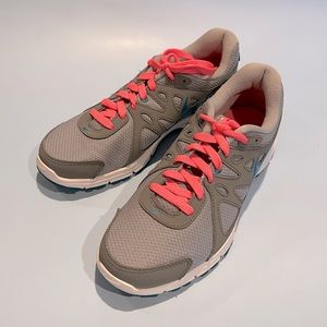 Nike Women's Revolution 2 Running Shoe size 9